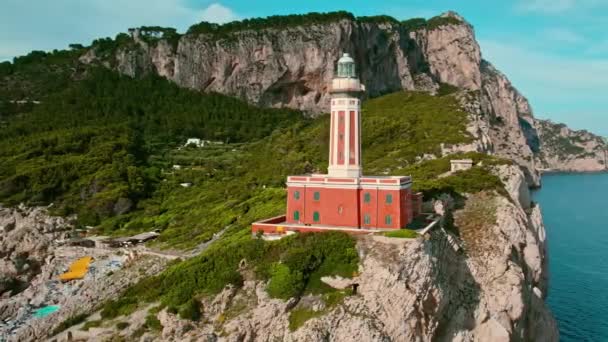 Historisk Fyrtårn Står Vakt Capri Robust Kyst Faro Punta Carena – stockvideo