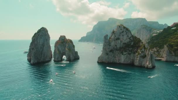 Den Ikoniska Faraglioni Stenar Capri Omgiven Azurblå Havsvatten Sommarkustlandskap Italien — Stockvideo
