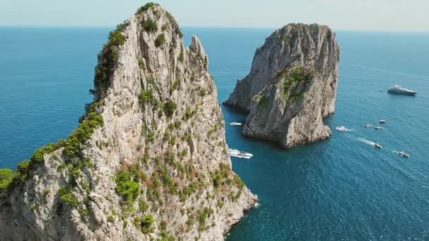 Penhascos Acidentados Ilha Capri Têm Vista Para Mar Azul Vista — Vídeo de Stock