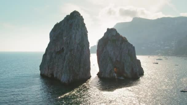 Rochas Faraglioni Aquecem Brilho Pôr Sol Enquanto Turistas Barcos Tomam — Vídeo de Stock