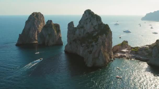 意大利卡普里附近 标志性的Faraglioni岩石雄伟地矗立在Tyrhenian海 四周都是休闲船 — 图库视频影像