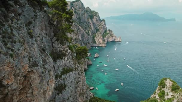 Penhascos Verdes Capri Têm Vista Para Mar Sereno Convidando Relaxamento — Vídeo de Stock