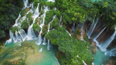Tropik orman ve dağ manzarası. Su ve şelalelerden oluşan akarsular. İlkbahar ya da yaz aylarında şelaleler yemyeşil alanlar arasında akar. Plitvice Lakes Ulusal Parkı Hırvatistan. Seyahat ve doğa kavramı.