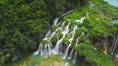 Tropik orman ve dağ manzarası. Su ve şelalelerden oluşan akarsular. İlkbahar ya da yaz aylarında şelaleler yemyeşil alanlar arasında akar. Plitvice Lakes Ulusal Parkı Hırvatistan. Seyahat ve doğa kavramı.