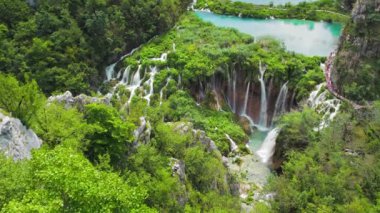 Tropik orman ve dağ manzarası. Su ve şelalelerden oluşan akarsular. İlkbahar ya da yaz aylarında şelaleler yemyeşil alanlar arasında akar. Plitvice Lakes Ulusal Parkı Hırvatistan. Seyahat ve doğa kavramı.