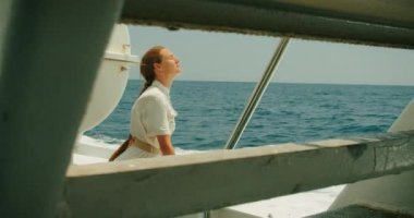 Teknedeki kadın geniş Akdeniz 'e bakıyor. Mavi suların dinginliği ufku incelerken yansıtıcı bir ruh hali yaratıyor...