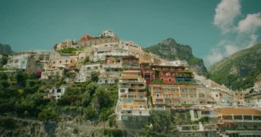 Positano 'nun dik yamaçlarında, yoğun renkli binalar birbiri üzerine yığılmış, yaz boyunca İtalya' daki Amalfi Sahili 'ne bakan...