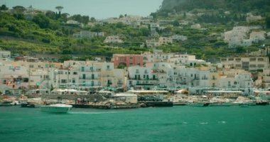 Capri 'deki Marina Grande kasabasının renkli kıyı şeridi Akdeniz güneşi altında faaliyet, tekne ve turistlerle dolup taşıyor. İtalya 'da yaz tatilleri..