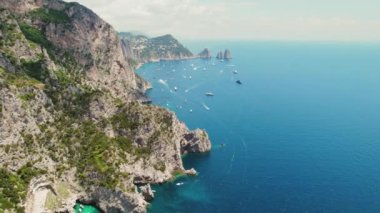 Capri Adaları 'nın tepeden görünüşü Faraglioni' nin heybetli kaya oluşumları ile parıldayan Tyrhenian Denizi ile çevrilidir. Iconic Stacks Stella, Mezzo, Fuori. Yaz İtalya..