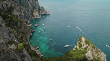 Sersemletici Capri sahil şeridine bakan bir kadın, açık bir yaz gününde masmavi denizi gözleyen yatlar ve tekneler...