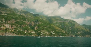 Görkemli Amalfi kıyıları, sakin Tırren Denizi boyunca yayılır. Canlı yamaçlı konutları olan resimsel bir manzara...