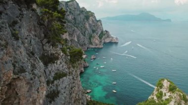 Capri Adası 'nın havadan görünüşü yazın dalgalı deniz ve tekneleri gözler önüne seriyor...