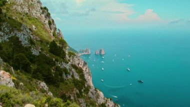 Ocean 'a göz kulak olun, Hiker panoramik cennet manzarasının tadını çıkarıyor. Kadın, İtalya 'nın Capri Adası' ndaki geniş deniz manzarasına ve kaya oluşumlarına hayran kalmak için duruyor...