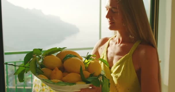 Mulher Saboreia Aroma Limões Frescos Uma Varanda Iluminada Com Vista — Vídeo de Stock