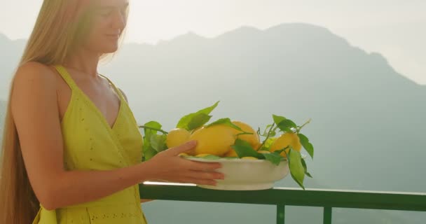 Spokojna Kobieta Cytrynami Letnim Słonecznym Balkonie Amalfi Profil Samicy Świeżą — Wideo stockowe