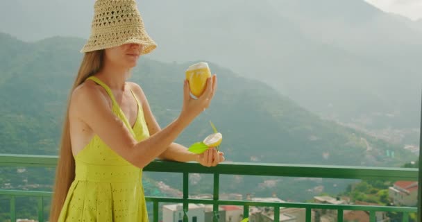 Mulher Saboreia Sorvete Limão Sorvete Uma Varanda Com Vista Para — Vídeo de Stock