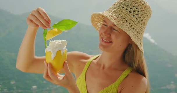 Mulher Saboreando Doce Limão Refrescante Com Vista Para Colinas Brisa — Vídeo de Stock