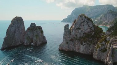 İtalya 'nın Capri Adası' ndaki Faraglioni 'nin yüksek kaya oluşumları arasındaki sakin deniz manzarası. Yaz deniz manzarası..