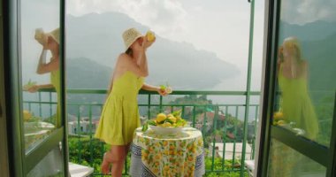 Muhteşem bir dağ zeminine karşı limon şerbeti deneyimi. Gözleri tatminle kapalı bir kadın, aromalar ve manzara hoş bir anıya karışıyor...