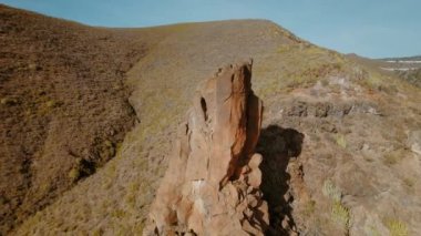 Tenerife 'deki Los Gigantes uçurumları kayalık araziyi ve Agujero' nun uzak manzarasını gösteriyor. Kaya oluşumundaki doğal delik. Popüler turistik cazibe..