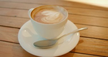 Ahşap masa arkasına koyulmuş kahve fincanının yakın çekimi. Uluslararası kahve günü..