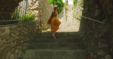 İtalya 'da tuhaf bir Ravello kasabasında kadın taş basamaklara tırmanıyor. Kız ilerler ve dar tarihi yolları keşfetmek için seni takip etmeye davet eder...