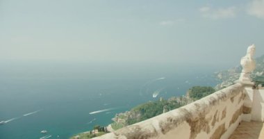 Tarihsel figürlerin beyaz heykelleri İtalya 'daki Akdeniz' e bakıyor...