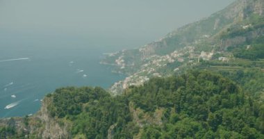 Amalfi Sahili 'nin bereketli manzarası ve kıyı kasabaları. Güneşli bir yaz gününde güzel doğa ve insan yerleşimleri..