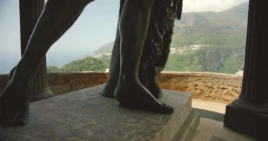 Bir kadın İtalya 'nın Ravello şehrindeki tarihi bir kuleden dışarı bakıyor...
