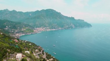 Amalfi sahilinde kayalık uçurumları ve denizi olan yeşil dağ manzarası, yaz İtalya. Popüler seyahat hedefi..