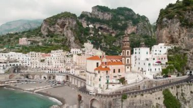 Kayalık kayalıklarla deniz arasına yerleşmiş Atrani büyüleyici kıyı kasabası, önemli bir kilise ve renkli Akdeniz mimarisi barındırıyor...