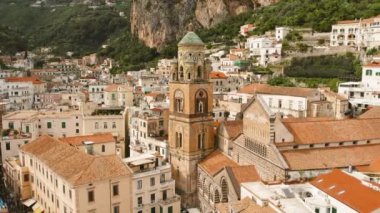 İtalya 'nın sıkışık tarihi binaları arasında Amalfi Katedrali ve çan kulesinin hava manzarası..