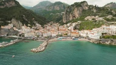 Engebeli uçurumlarla deniz arasında yer alan sahil kasabası, tarihi mimarisi ve canlı sahil manzarasını ön plana çıkarıyor. Amalfi, İtalya..