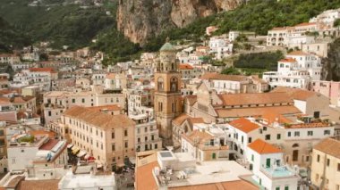 Amalfi şehir merkezinin hava görüntüsü, binaların ve çevresindeki yüksek uçurumların karmaşık detaylarını gözler önüne seriyor...