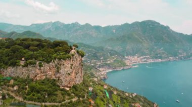 Amalfi sahil şeridinin yemyeşil tepeleri ve mavi Akdeniz manzaralı bir yaz günü..