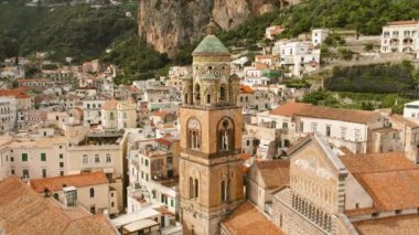 Çan kulesinin ve etrafındaki binaların hava görüntüsü. Amalfi kasabasının merkezindeki Arap-Norman Sant Andrea katedrali...