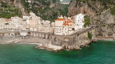 Amalfi kıyısındaki Atrani şehrinin havadan görünüşü yaz günü denizi ve binaları gösteriyor. İtalya 'da tatiller..