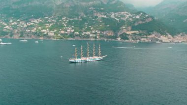 Yelkenli Amalfi kıyısında güzel tepeler ve kıyı köyleriyle birlikte yol alıyor.