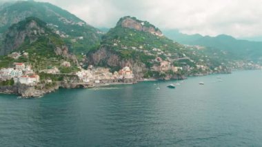 Yaz boyunca İtalya 'nın Amalfi kıyısındaki arka planında teraslı tepeler ve Akdeniz manzaralı Atrani şehri..