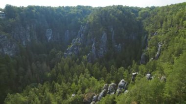 Kaya oluşumlarının hava manzarası ve yaz aylarında Saksonya İsviçre, Almanya 'da güneşli bir gün...
