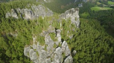 Doğal kaya oluşumları dağ kozalaklı ormandaki yeşil ağaçlar ve tepelerle çevrilidir...