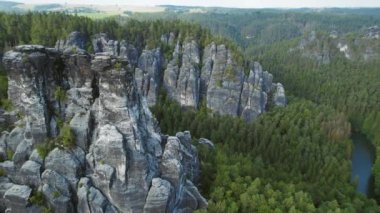 Çek Cumhuriyeti 'nin Bohemya İsviçre Ulusal Parkı' ndaki sık ormanlarla çevrili kumtaşı kaya oluşumlarının çarpıcı hava manzarası...