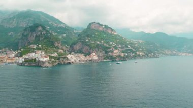 Yaz boyunca İtalya 'nın Amalfi kıyısında, arka planında teraslı tepeler ve Akdeniz bulunan Atrani şehri..