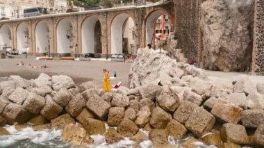 Deniz kenti Atrani 'yi eşsiz mimarisi ve plajlarıyla keşfeden turist kadın...