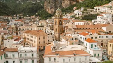 Arkasında tarihi binalar ve dağlar olan Amalfi kasabası manzarası. İtalya 'da yaz..