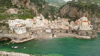 Yaz boyunca İtalya 'nın Amalfi kıyısındaki Atrani şehri ve Akdeniz' in havadan görünüşü..