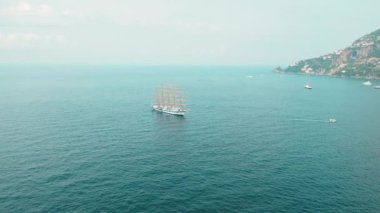 İtalya 'nın Amalfi kıyısında yaz aylarında birkaç küçük tekneyle açık denizde yelken açmak...