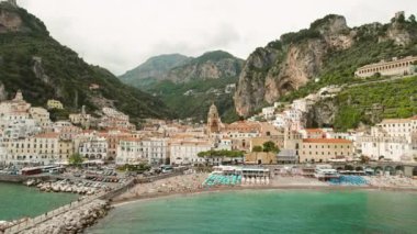 Dağlar ve deniz arasında yerleşmiş Amalfi kasabasının havadan görünüşü, yoğun bir sahil manzarası var...