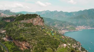 Teraslı tarlaları olan Amalfi kıyıları, engebeli dağların altında yemyeşil alanlar. İtalya 'da yaz manzarası..