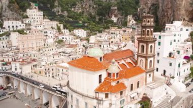 Kilisesi ve binaları olan Atrani kasabası, mimari güzelliği ve kıyı manzarasını ön plana çıkarıyor. İtalya 'da Amalfi kıyılarının havadan görünüşü..